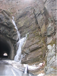 Fig. 2 : Water flowing through a permeable basalt layer